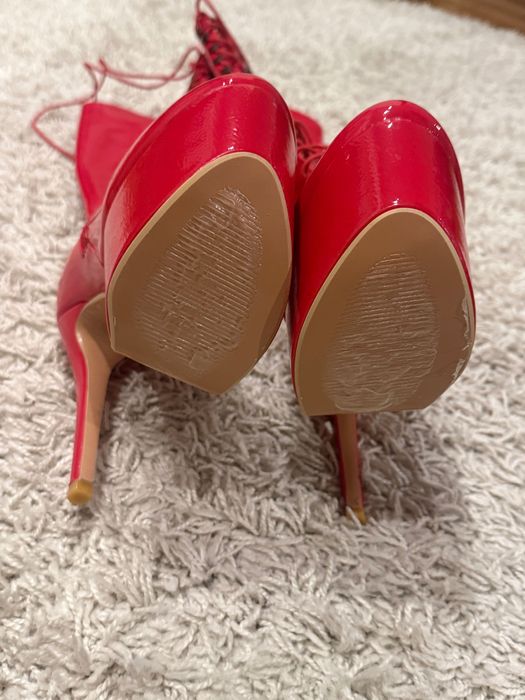 Стріпи чоботи червоні лакові