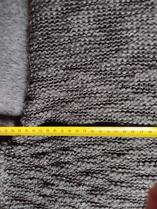 Sweter z krótkim rękawem khaki.