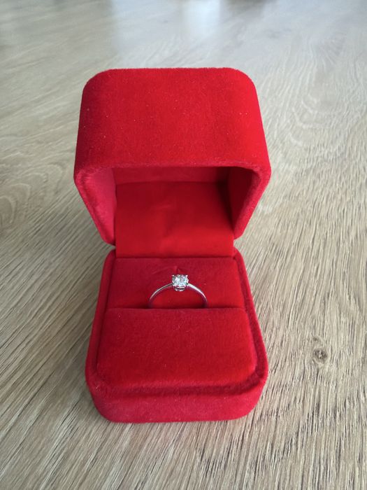 Каблучка для заручин золота з діамантом