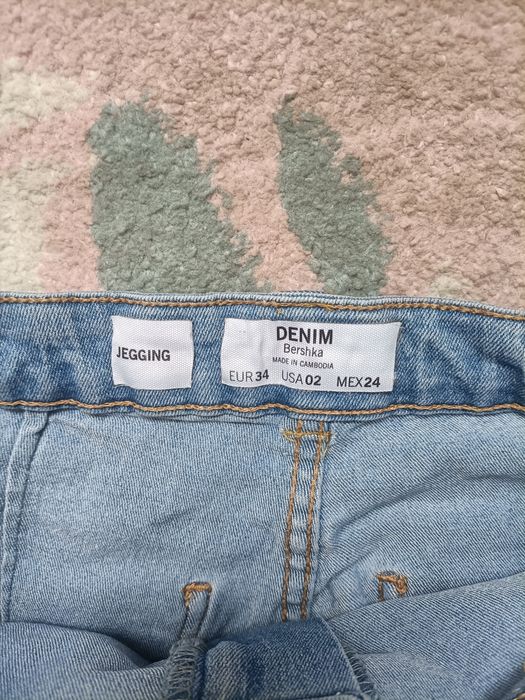 Spodnie jeansowe rurki z wysokim stanem 
Rozmiar 34
Szerok