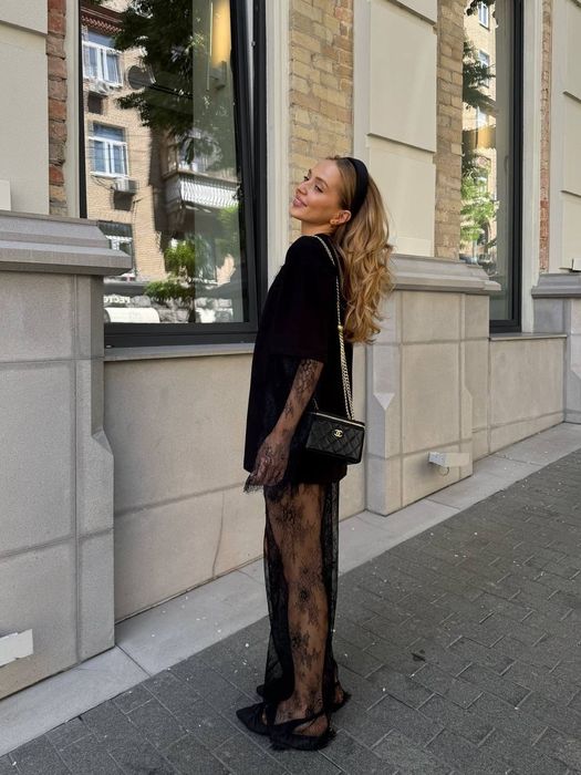 Чорна футболка з мереживними рукавами