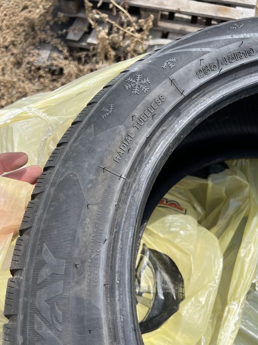 Продам  зимню резину 19 разно широкую