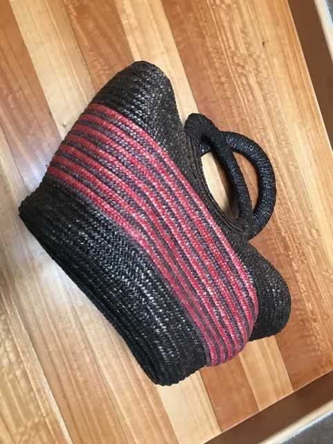 Cesta preta e vermelha de Praia