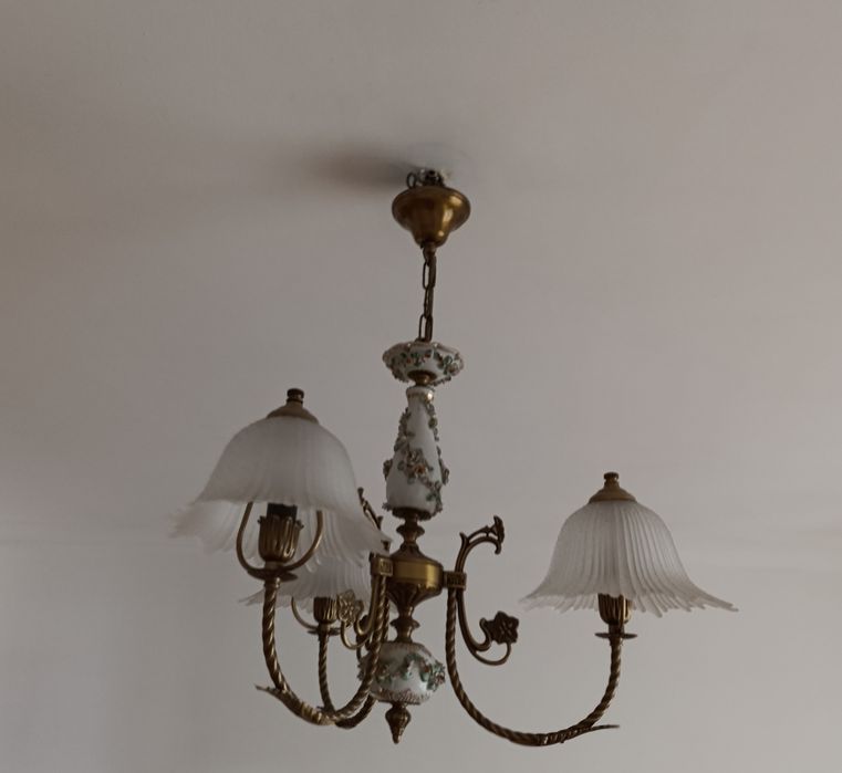 Vários candeeiros de teto