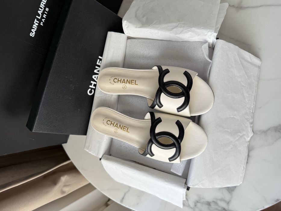 Klapki Chanel White Leather
