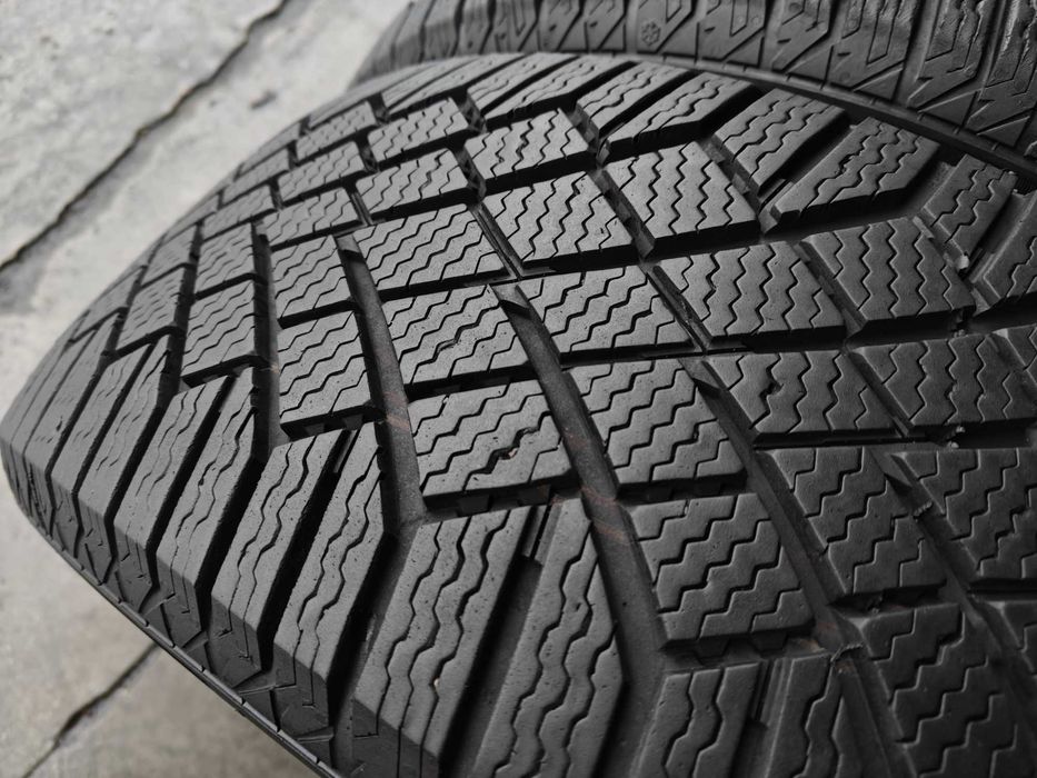 R18 235 55 шини зимові Continental VikingContact 7 преміум клас