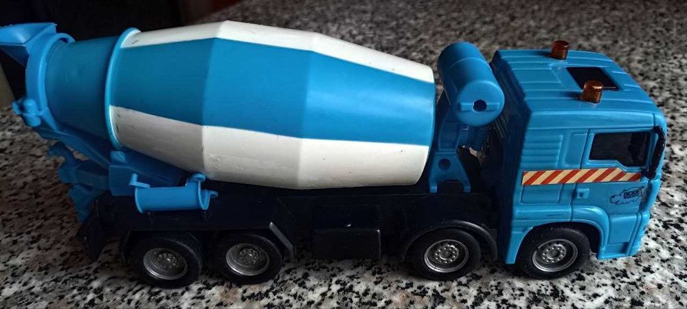Автомобиль MAN бетономешалка с подвижными элементами 26 см