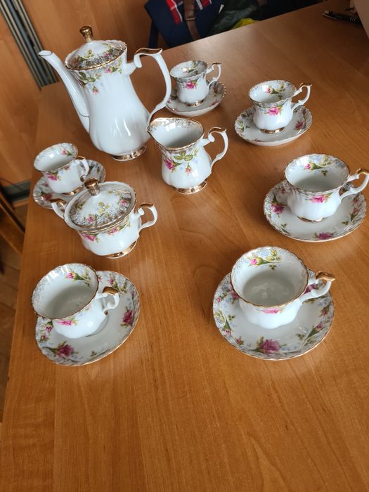 Serwis kawowy Chodzież – porcelana z motywem róż i złotym zdobieniem