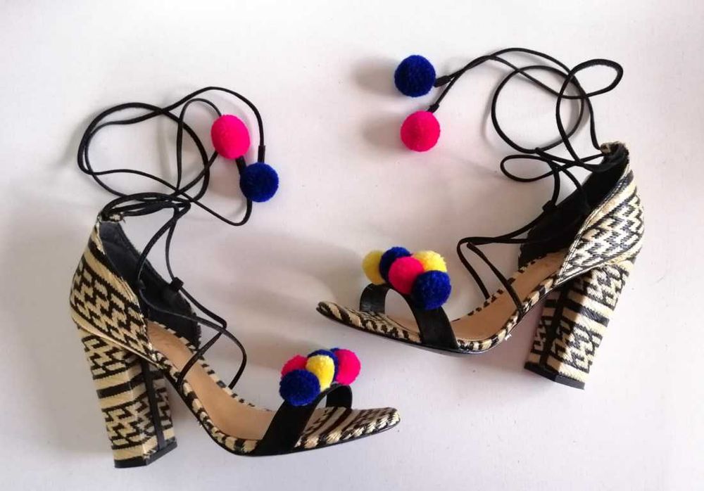 SCHUTZ zjawiskowe pompony zebra slupek 38