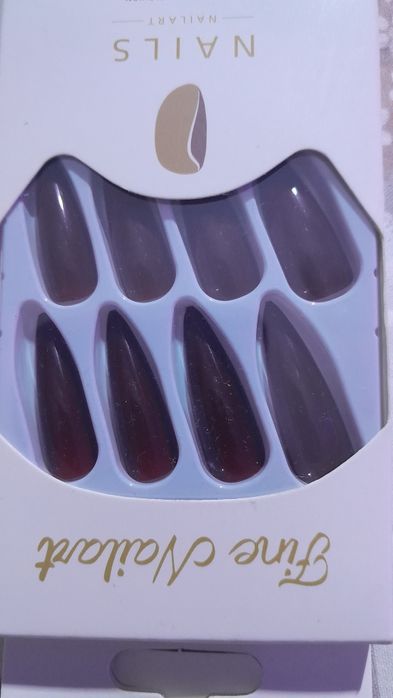 Нігті накладні .