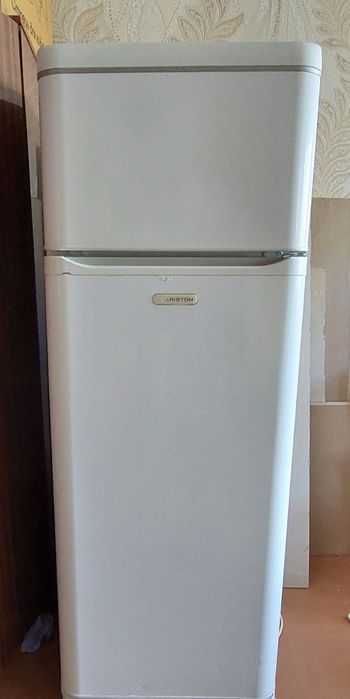 Холодильник Ariston