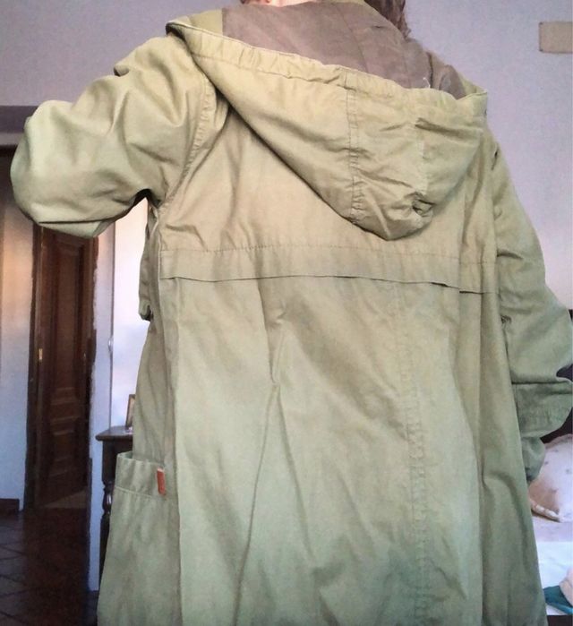 Casaco verde com capuz