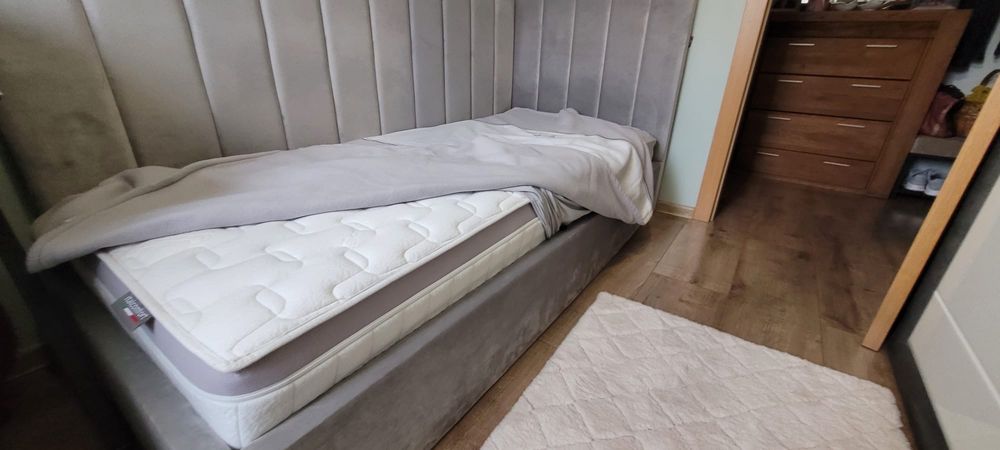 lozko z pojemnikiem i materacem