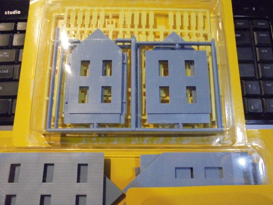 Faller-Eaglemoss domek szkoła lub dworzec+ludziki H0 1:87 do Piko Roco
