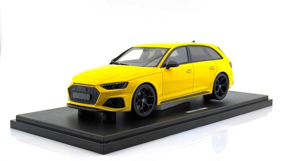 Масштабна модель автомобіля 1/18 Audi RS4 Avant yellow GT Spirit