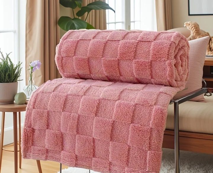 Плед 180x200 см розовый покрывало плюшевое двухспальное в сумке
