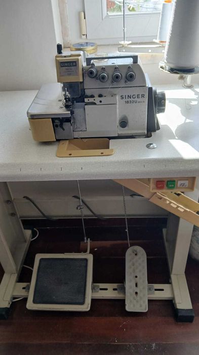 Máquina de cose e corte