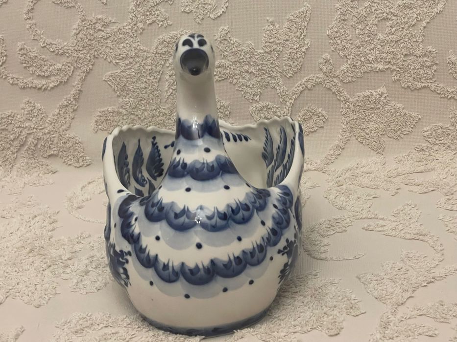 Гжель. Фарфор.. Статуетка. Статуэтка. Конфетнца. Фруктовница. Лебедь.