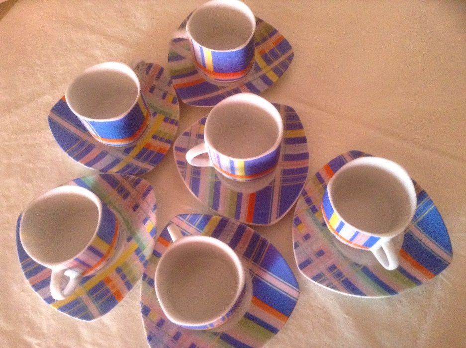 Serviço de café colorido forma irregular