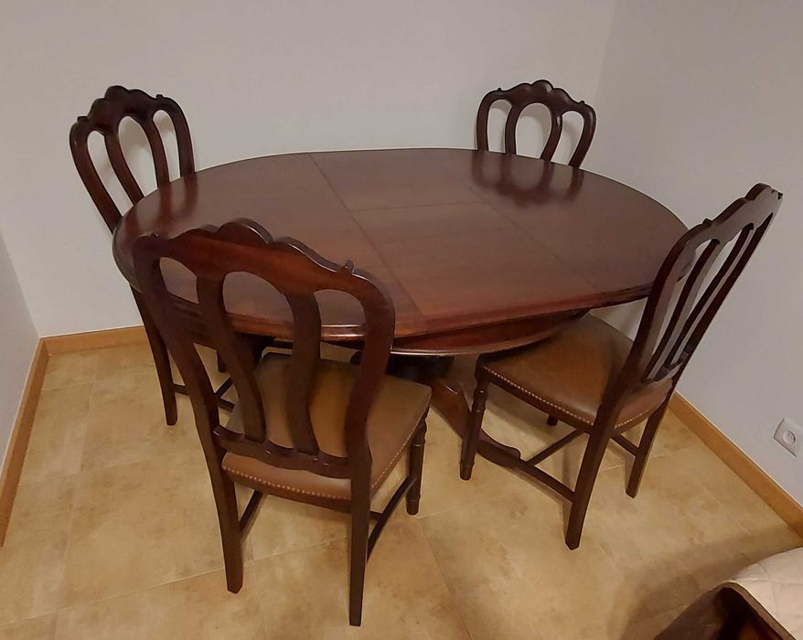 Mesa de jantar e 4 cadeiras estilo clássico