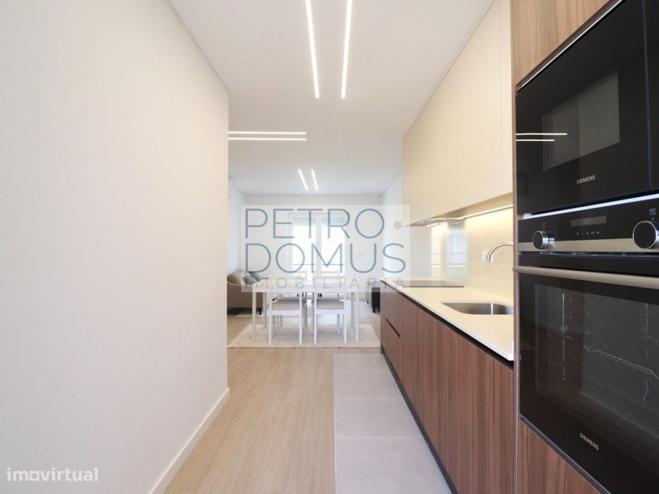T3 Com 3 Wc Em Prédio Totalmente Remodelado - Almada