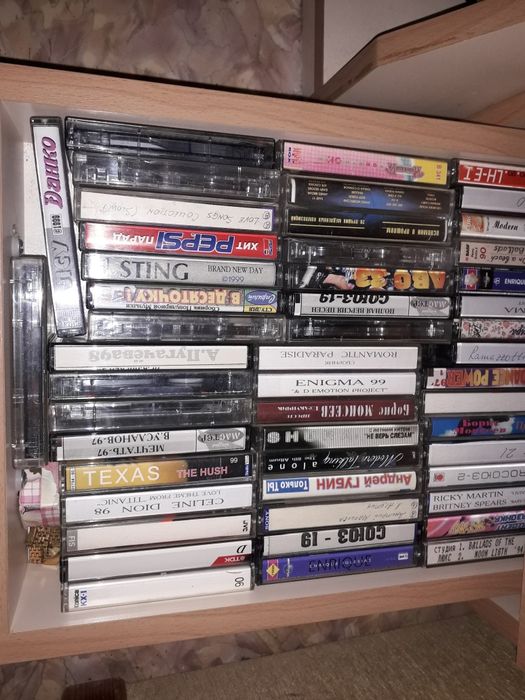 Кассеты аудио , видео, диски. Много.