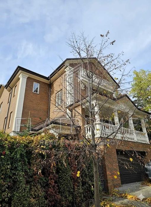Будинок в англійському стилі по вул. Звіринецька