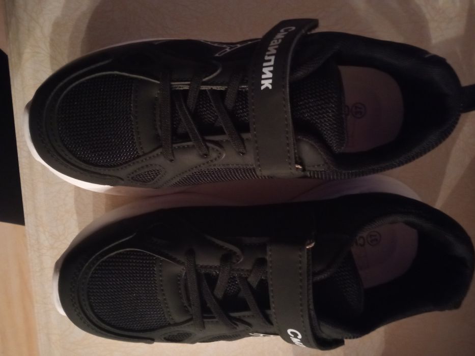 Продам кросівки нові, літні. Розмір 37