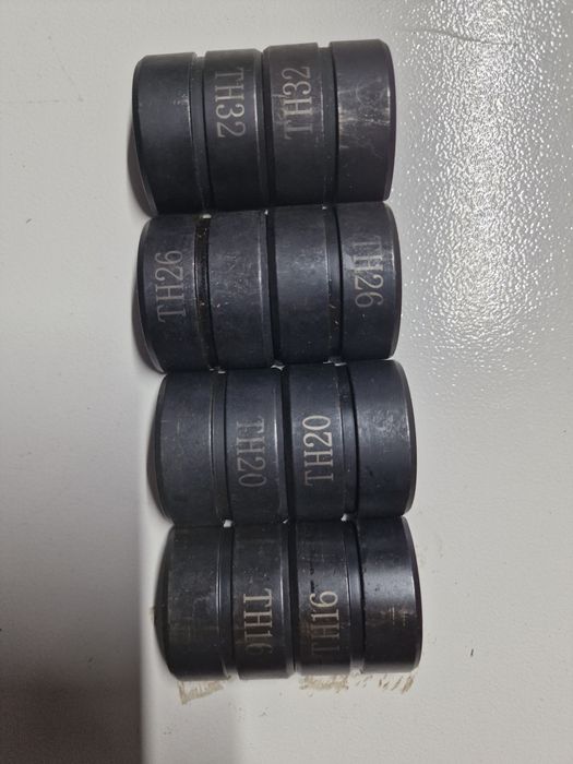 crimpagem hidráulica com moldes TH intercambiáveis para tubos.