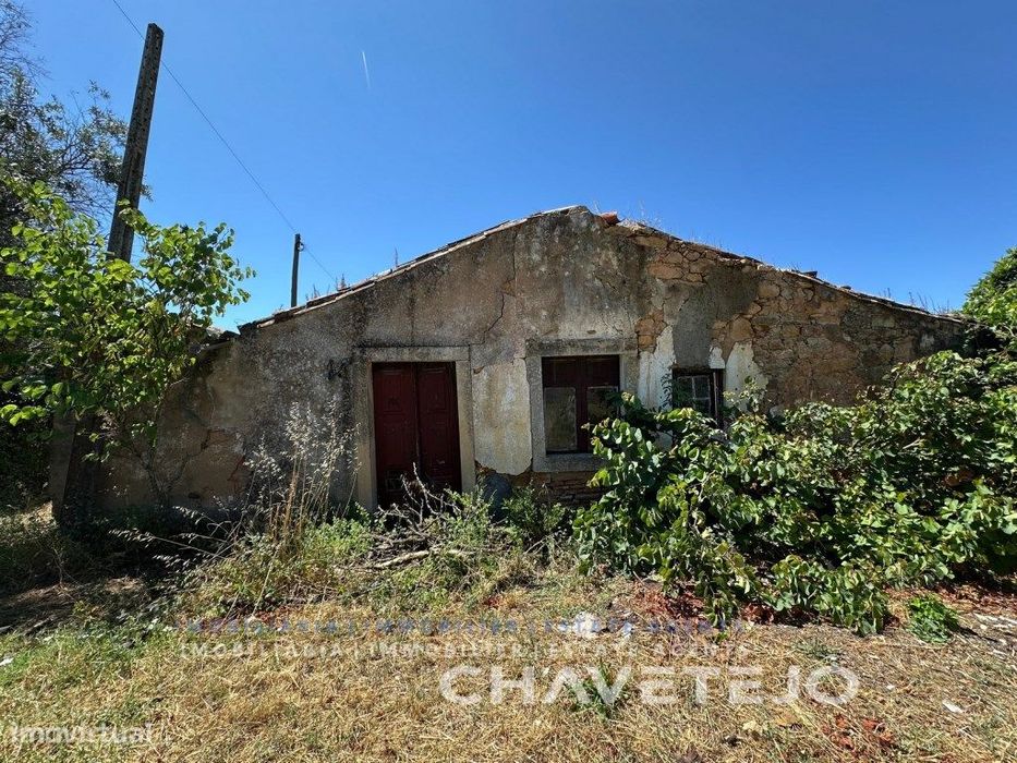 Terreno com ruína para reconstruir junto à cidade de Tomar.