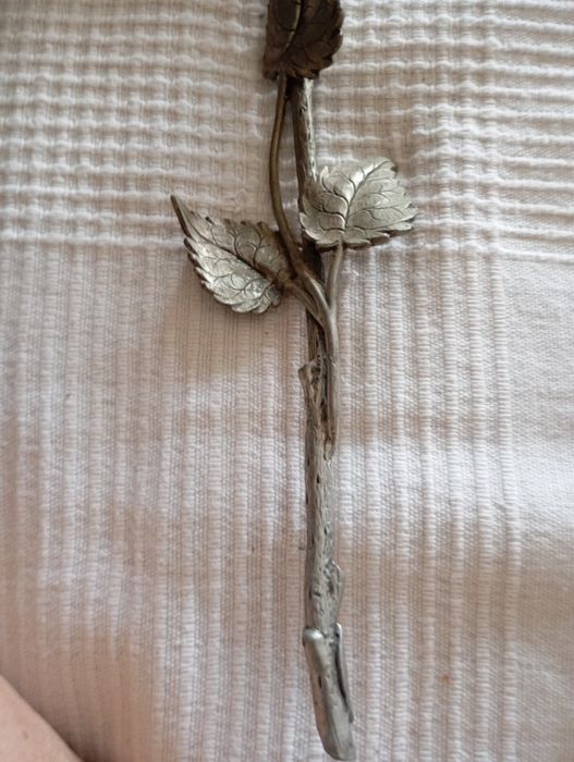 Rosa decorativa em ferro e pano