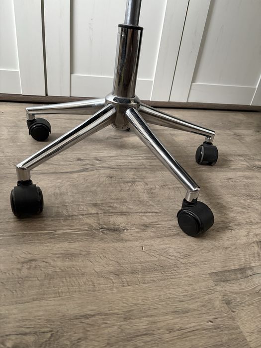 Szare krzesło biurkowe obrotowe