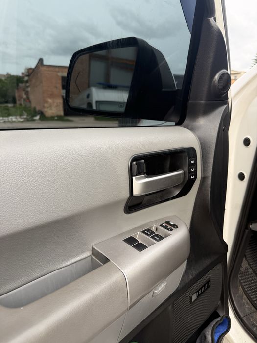 продам Toyota Sequoia
