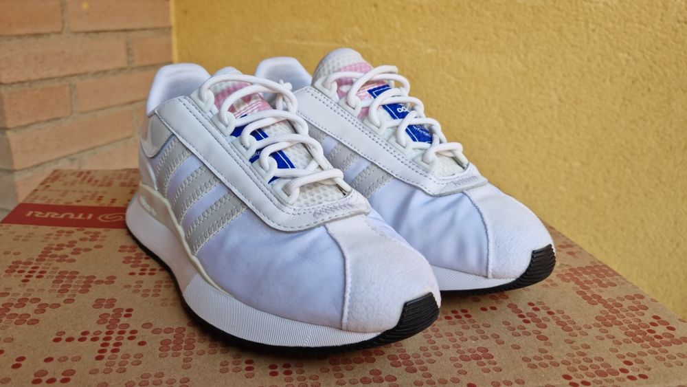 Жіночі кросівки Adidas, розмір 38