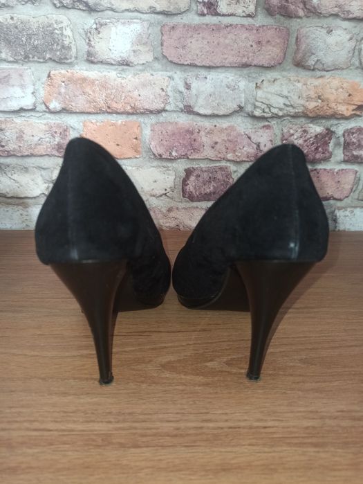 Czarne  zamszowe szpilki czółenka na koturnie 38