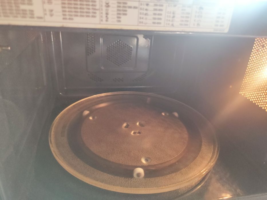 Продам микроволновую печь SAMSUNG модель CE 1175 ER.