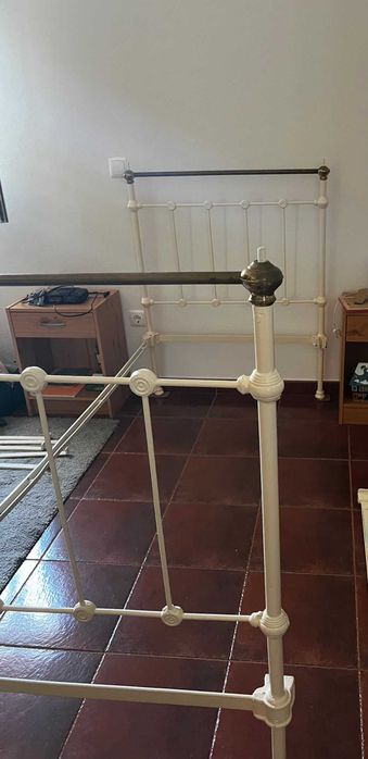 Cama de ferro fundido antiga completa (colchão incluindo "praticamente novo")