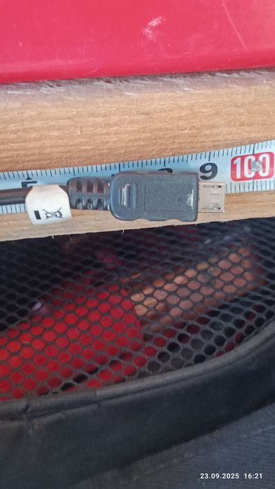 Телефонні зарядні кабелі.