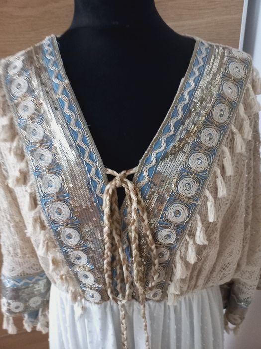 Sukienka boho oversize – moda włoska, koronka, hafty, cekiny, frędzle, bawełna