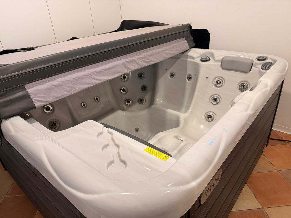 Jacuzzi Wellis PlutoHot Tub