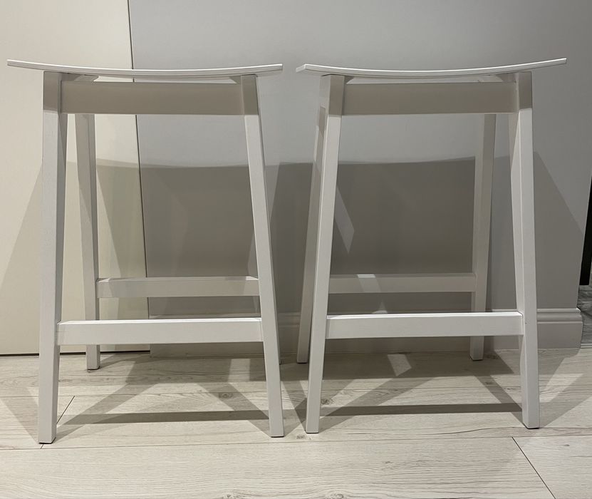 Dwa Taborety / hokery / stołki dębowe Oktawian, białe, wys. 66cm