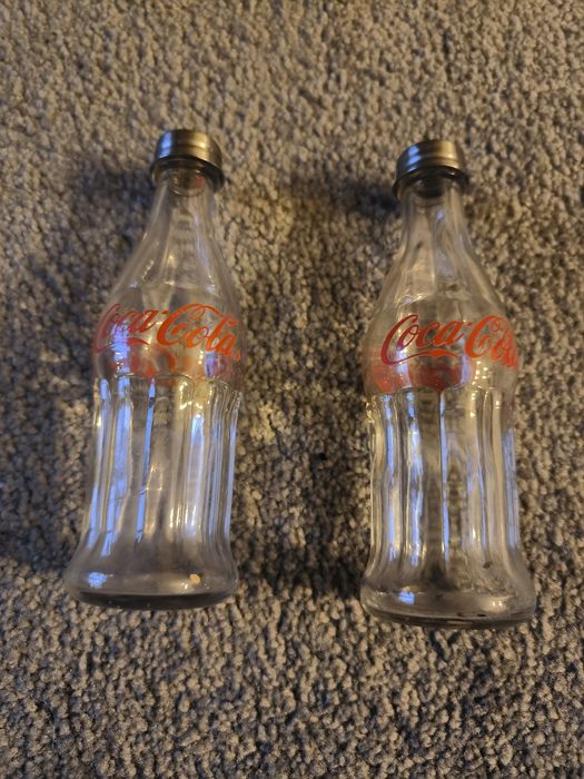 Mini réplicas de garrafas Coca-Cola (saleiro e pimenteiro)