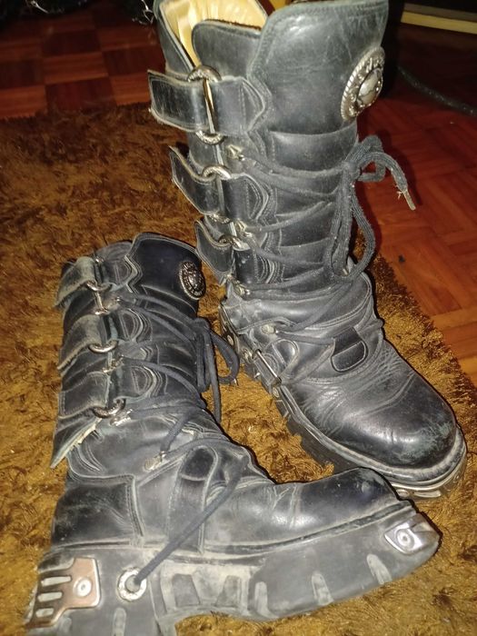 Botas de cabedal raras da marca new rock, usadas mas em boa condição.