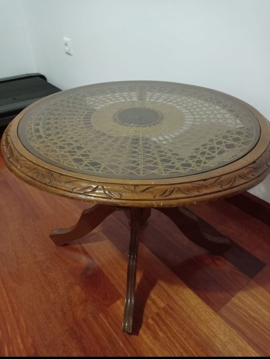 Mesa em vidro e palha