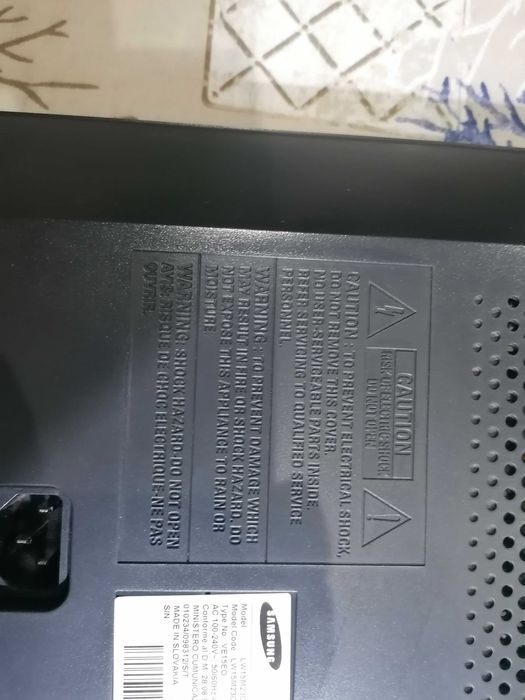 LCD Samsung 22 cm - com entrada a ligação para PC