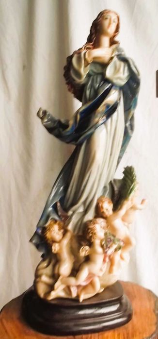 Altar e presépio montado em coluna de madeira de ferro, peça única de rara beleza