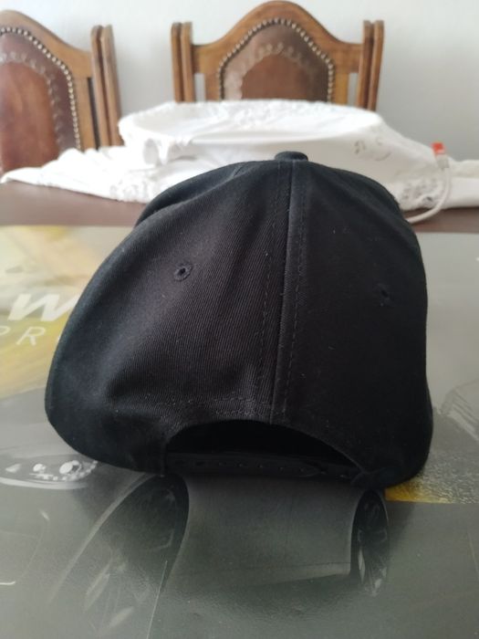 Boné de cor preta KING