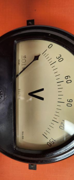 Przyrząd mierniczy woltomierz duży