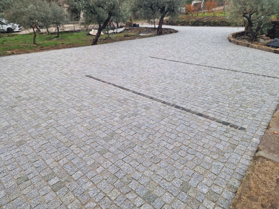 Pavimentações em calçada  (granito) natural