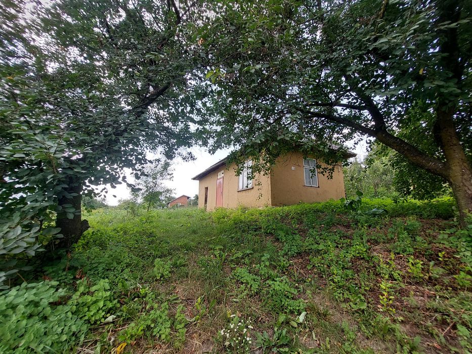 Будинок під знесення з гарною ділянкою під забудову